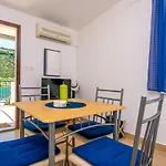 Garden By The Sea Apartment *
