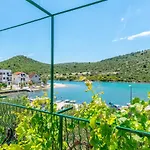 Apartment Garden By The Sea