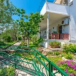 Garden By The Sea Apartment *