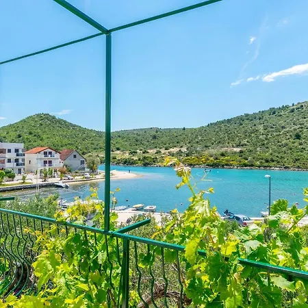 Apartment Garden By The Sea