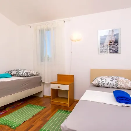 Garden By The Sea Apartment *