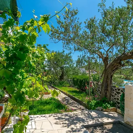 Apartment Garden By The Sea