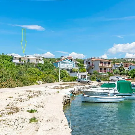 Apartment Garden By The Sea