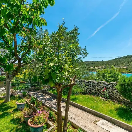 Garden By The Sea Daire