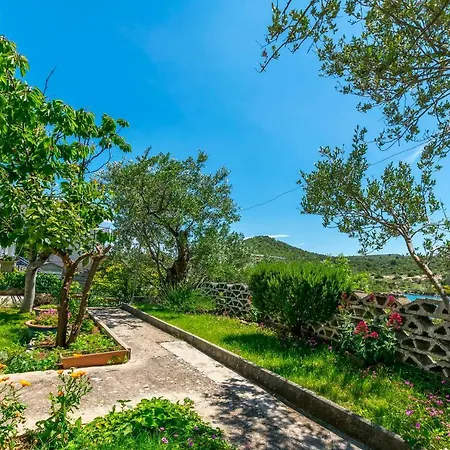 Garden By The Sea Daire