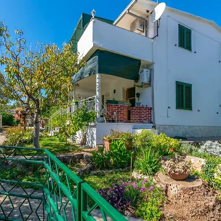 Garden By The Sea Apartment *