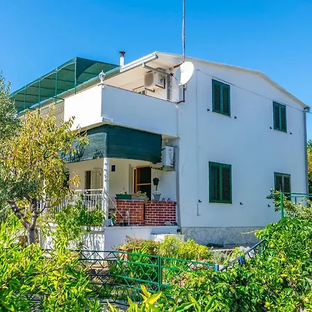 Garden By The Sea Apartment *